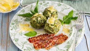 Brennnesselknödel mit Speck und Bergkäse 