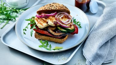 Halloumi-Burger mit Grillgemüse