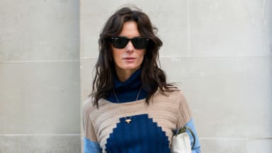 Frau trägt Hush Cut und Sonnenbrille