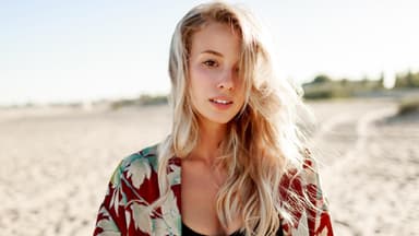 Frau mit zerzaustem Haar am Strand