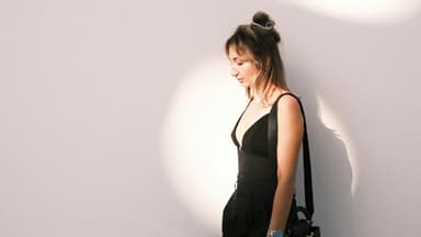 Frau in schwarzem Outfit