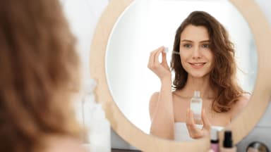 Frau benutzt Skin-Serum