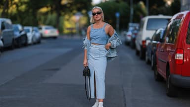 Frau trägt einen Jeansrock im Streetstyle