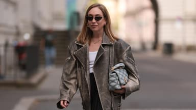 Sonia Lyson trägt einen Midirock im Streetstyle