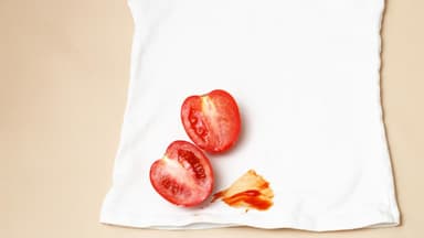 Tomatenflecken auf T-Shirt