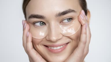 Frau mit Augenpads