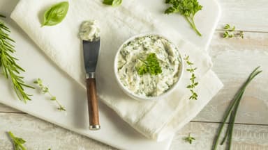 Vegane Kräuterbutter mit Basilikum und Zitrone