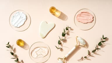 Ayurvedische Gesichtspflege-Tools und Cremes