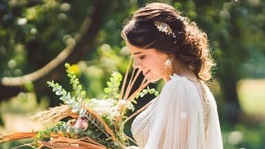 Braut mit Boho Hochzeitsfrisur und Trockenblumen