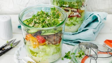 Bunter Schichtsalat mit Ei-Dressing