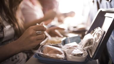 Eingepacktes Essen im Flugzeug