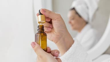 Frau hält Serum