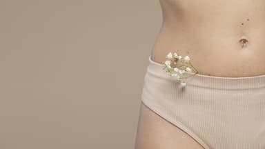 Frau in Unterhose