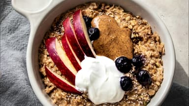 Schüssel mit Porridge, Mandelmus und Obst