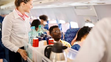 Stewardess benutzt einen Flugbegleiter-Code