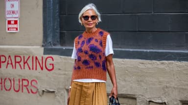 Frau mit kurzer Frisur, Sonnenbrille und Pullunder