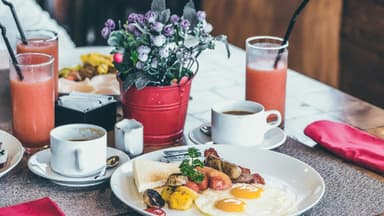 Frühstückstisch mit Kaffee und Smoothies