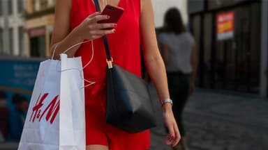 Frau shoppt im sale von H&M