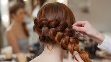 Frau mit seitlich geflochtenen Haaren