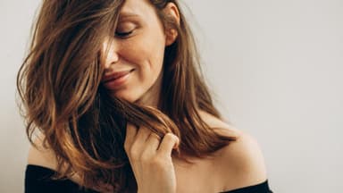 Frau greift ihre Haare