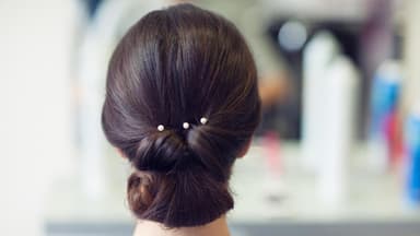 Hochsteckfrisuren für Hochzeitsgäste mit Perlen