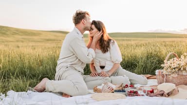 Ein Ehepaar feiert seinen Hochzeitstag mit einem Picknick