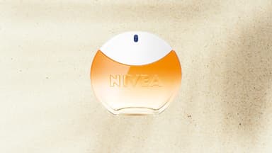 Nivea Sun Parfum auf einem Sand Hintergrund