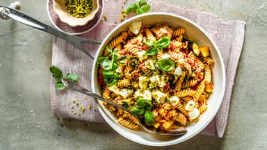 Nudeln mit Thunfisch und Mozzarella