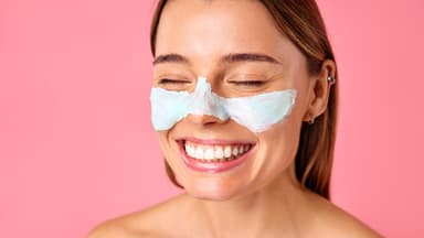 Frau mit Maske auf der Nase