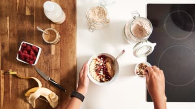 Schüssel mit Porridge und verschiedenen Zutaten in der Küche