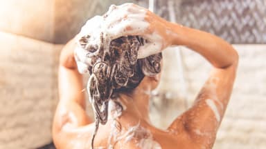 Frau shampooniert Haare