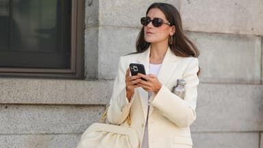 Frau trägt Kleid und Blazer im Streetstyle