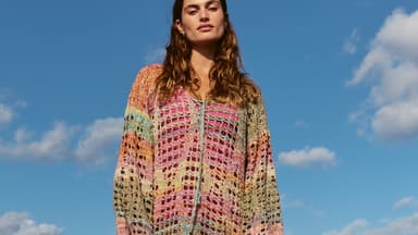 Model in gestrickter Tunika von Lana Grossa