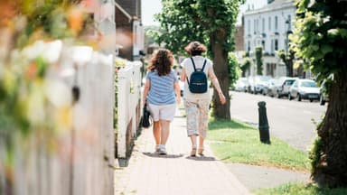 Zwei Frauen von hinten am spazieren