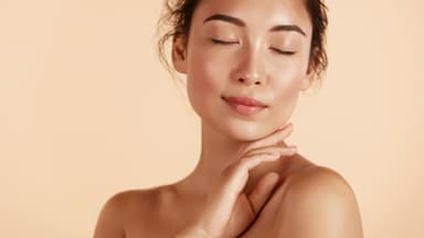 Frau mit Selbstbräuner-Contouring im Gesicht