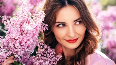 Eine Frau mit einer duftenden Blume