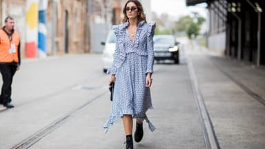 Frau mit Sonnenbrille, Maxikleid und Dr. Martens