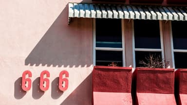 Die Zahlen 666 an einer Hauswand.