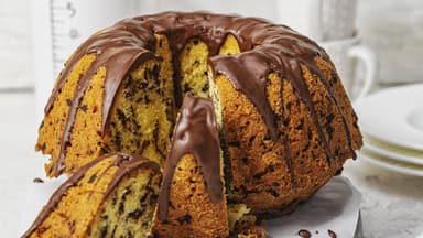 Napfkuchen mit Schokolade angeschnitten