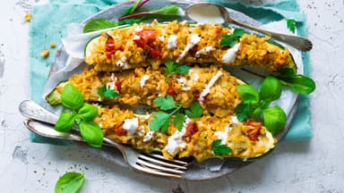 Vegetarisch gefüllte Zucchini mit Hartweizen