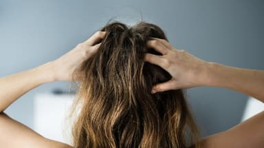 Frau mit abgebrochenen Haaren