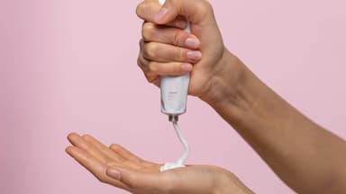 Hände mit Handcreme