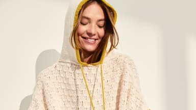 Model in gestricktem Hoodie von Lana Grossa