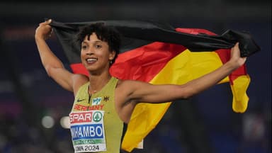 Malaika Mihambo hält die Deutschland-Flagge.