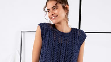 Model in gestricktem Sommerpullunder von LANGYARNS