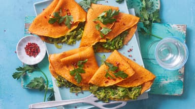 Herzhafte Pfannkuchen mit Zucchini und Tomate