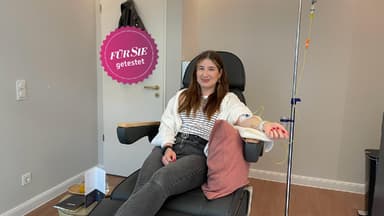 Redakteurin Laura Carstens bekommt eine Vitamin C Infusion.