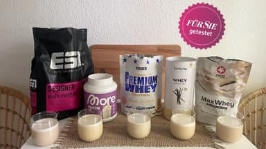 Fünf verschiedene Proteinpulver in der Verpackung und im Glas.