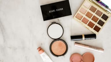 Wie lange ist Make-up haltbar? 