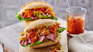 Banh Mi mit Rindfleisch und Gemüse